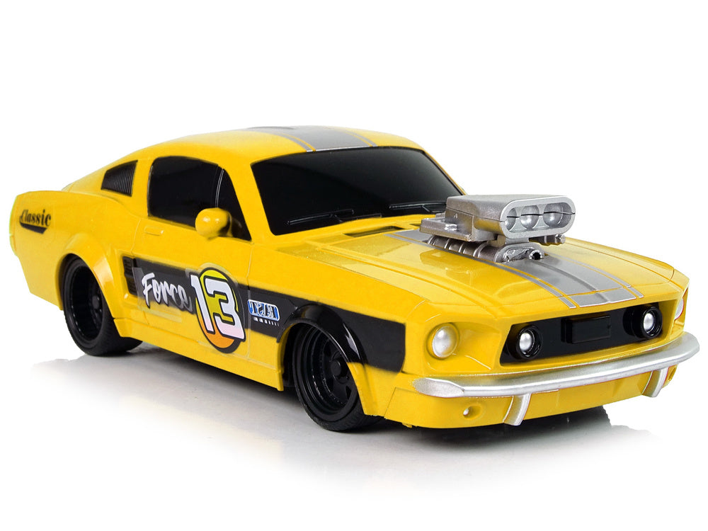 RC auto sportovní 1:20 s pilotem a gumovými pneumatikami žluté