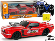 RC sportovní auto 1:16 s pilotem červené s bílými pruhy