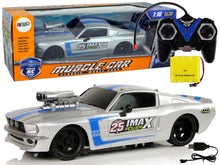 RC sportovní auto 1:16 s pilotem stříbrné modré pruhy