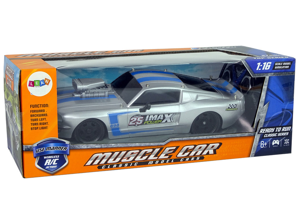 RC sportovní auto 1:16 s pilotem stříbrné modré pruhy