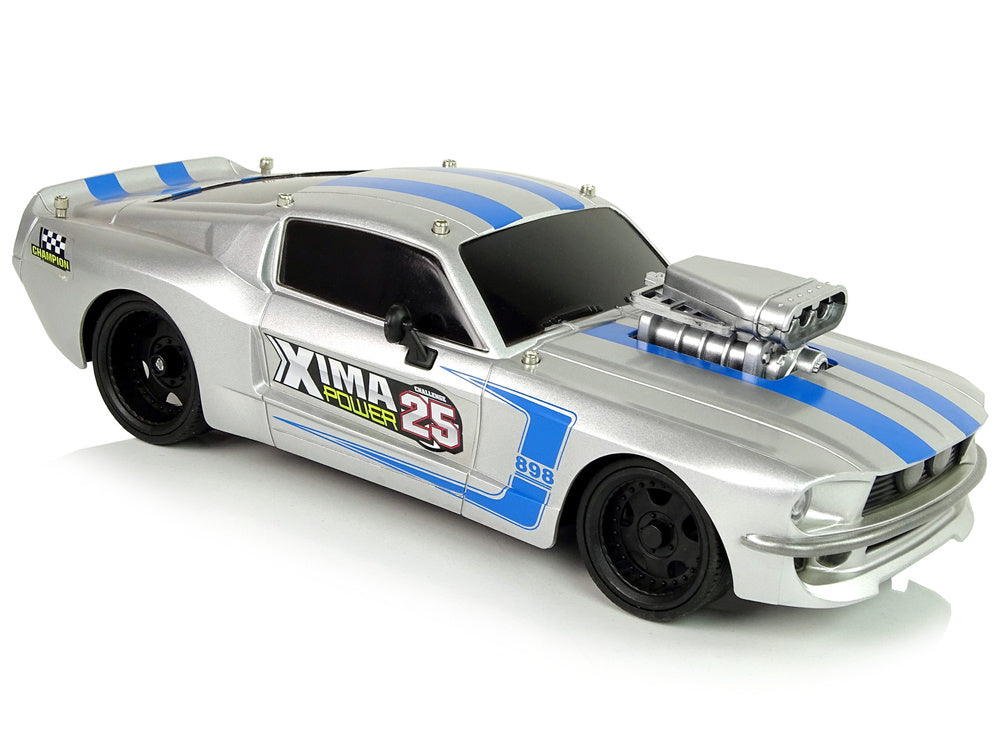 RC sportovní auto 1:16 s pilotem stříbrné modré pruhy