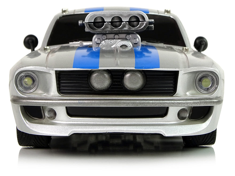 RC sportovní auto 1:16 s pilotem stříbrné modré pruhy