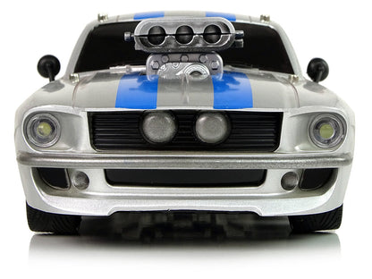 RC sportovní auto 1:16 s pilotem stříbrné modré pruhy