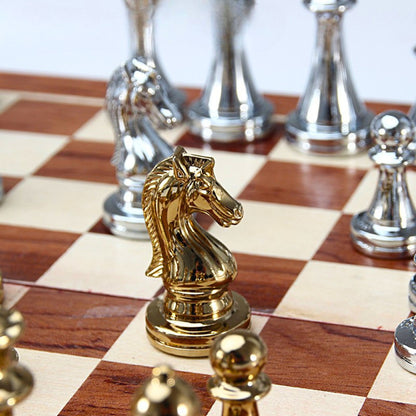 Šachy kovové figurky se skládací deskou – strategická hra