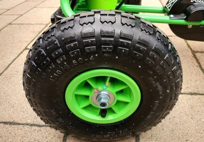 Šlapací gokart s nafukovatelnými koly a ručními brzdami zelený