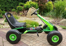Šlapací gokart s nafukovatelnými koly a ručními brzdami zelený