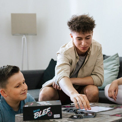 Společenská hra blufování s kartami pro 3 12 hráčů – Trefl