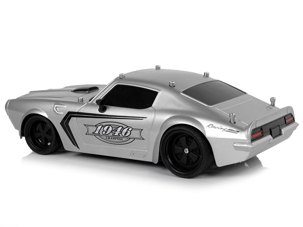 Sportovní auto na dálkové ovládání 1:18 s pilotem stříbrné