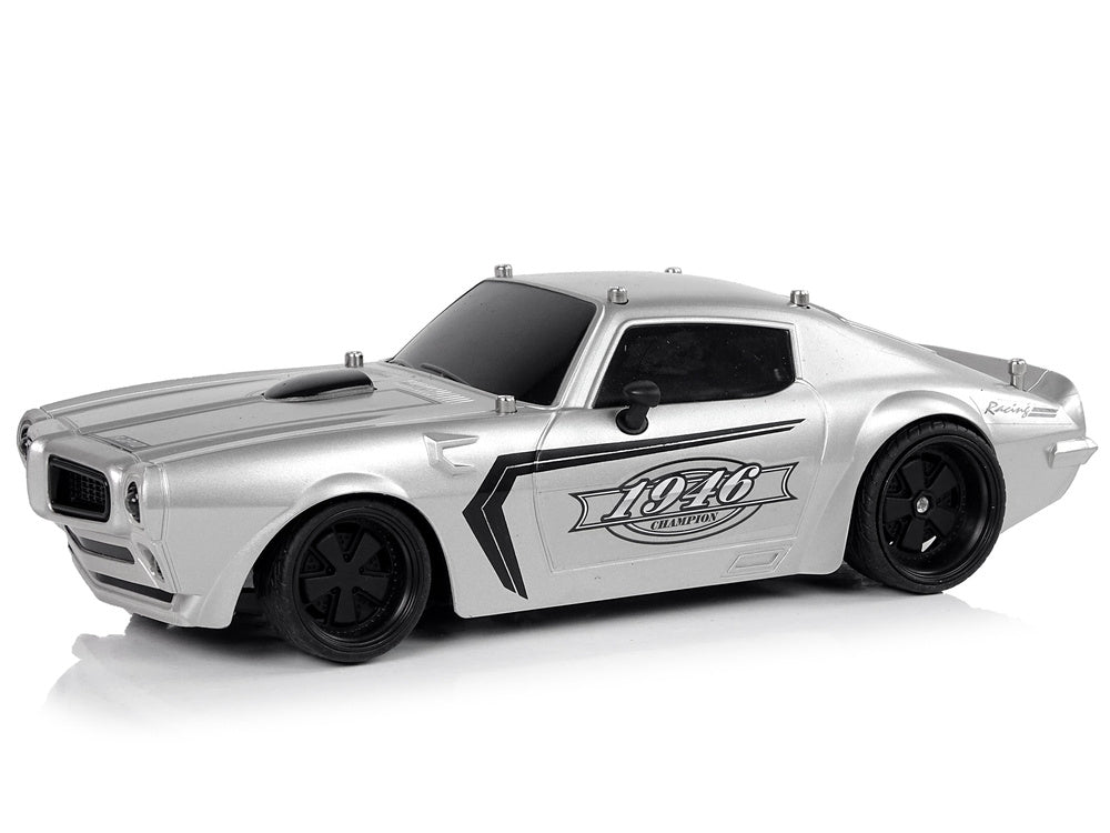 Sportovní auto na dálkové ovládání 1:18 s pilotem stříbrné