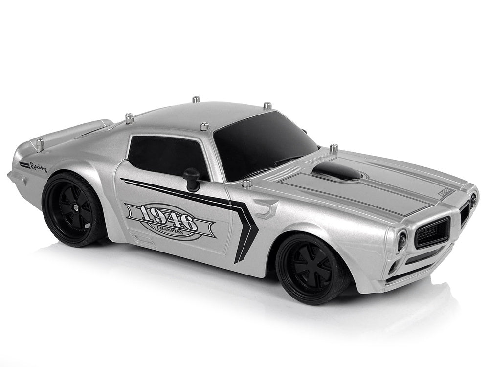 Sportovní auto na dálkové ovládání 1:18 s pilotem stříbrné