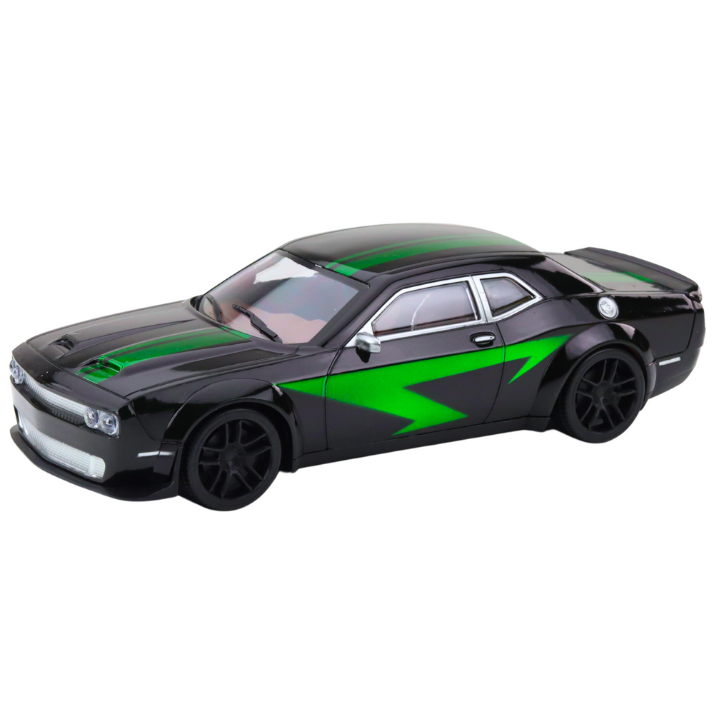 Sportovní auto s mechanickým pohonem černé se zelenými liniemi