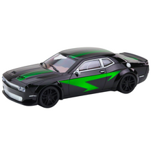 Sportovní auto s mechanickým pohonem černé se zelenými liniemi