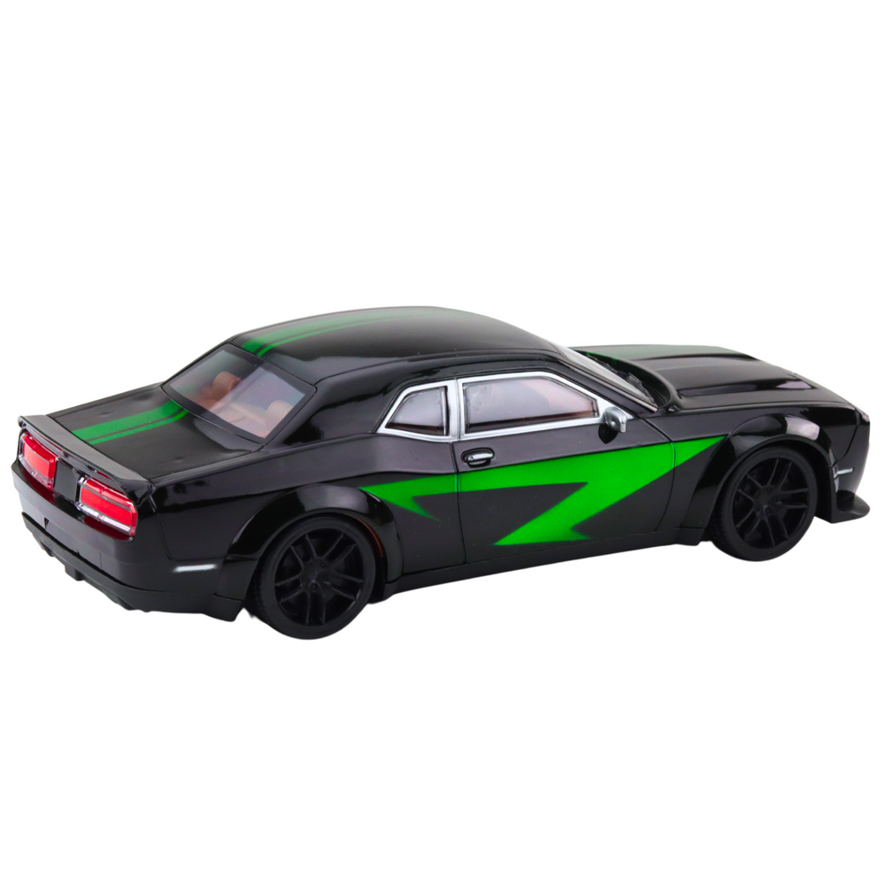 Sportovní auto s mechanickým pohonem černé se zelenými liniemi