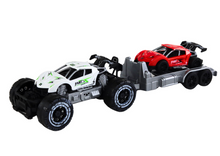 Terénní auto s lawetou – sportovní vůz bílé červené