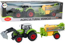 Traktor s kopačkou a postřikovačem na setrvačník zelený