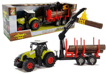 Traktor s lesním přívěsem jeřábem a dřevěnými kmeny