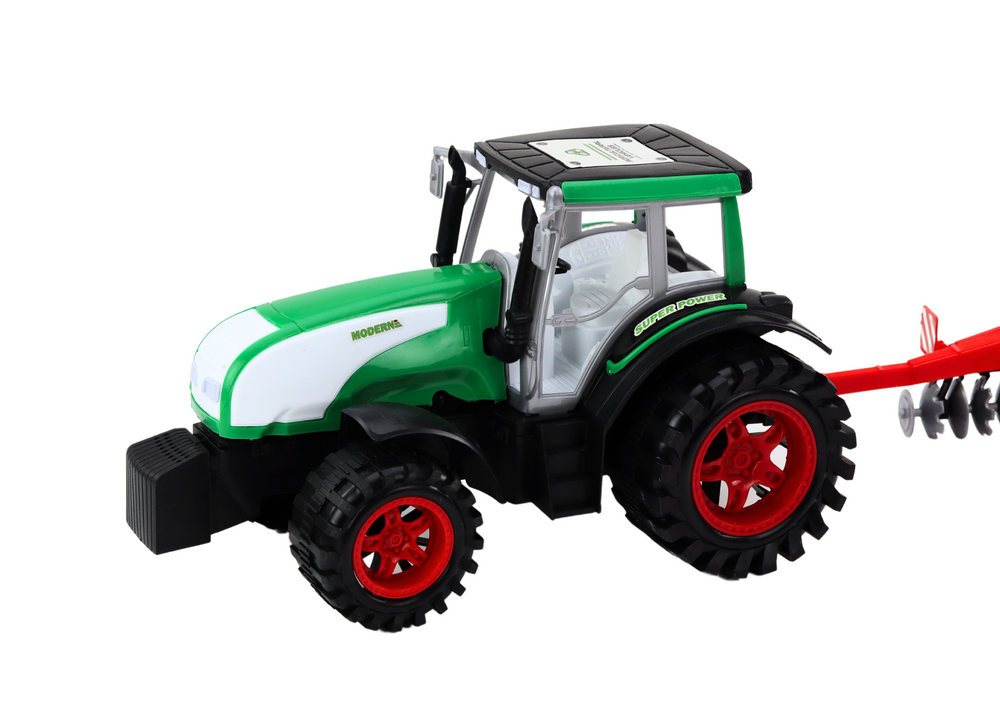 Traktor s přívěsem a zemědělskými stroji válec sekačka černozelený