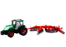 Traktor s přívěsem a zemědělskými stroji válec sekačka černozelený