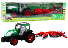 Traktor s přívěsem a zemědělskými stroji válec sekačka černozelený