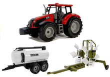 Traktor s přívěsem hrabičkami a cisternou červený