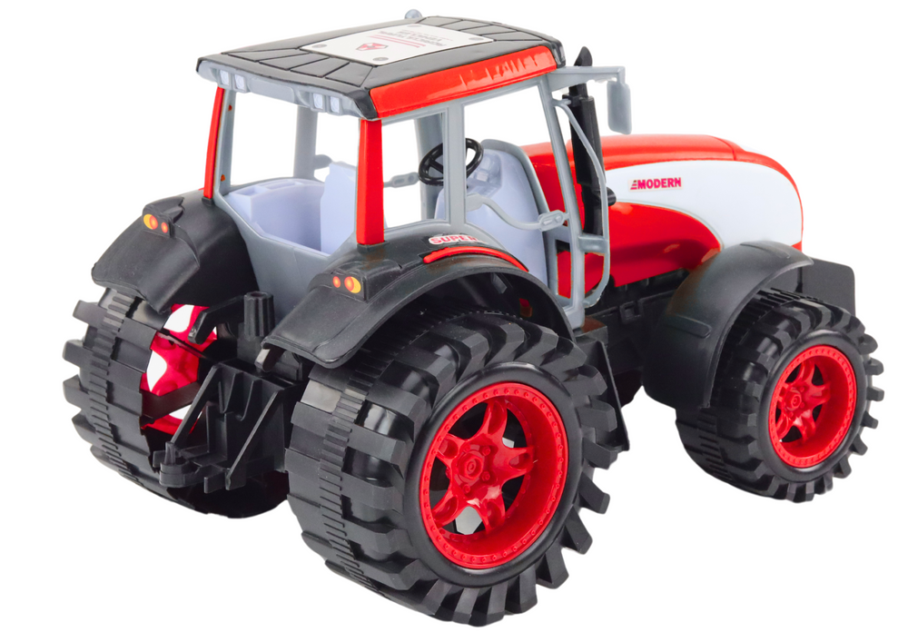 Velký zemědělský traktor s pohonem červený