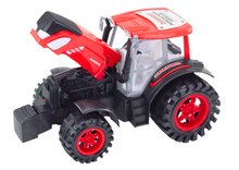 Velký zemědělský traktor s přívěsem a balíky sena červený